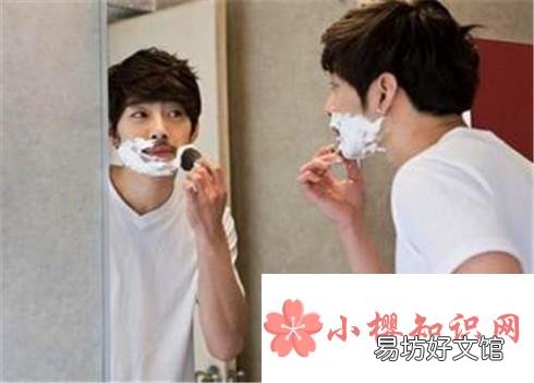 年轻男孩怎么刮胡子的