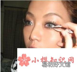 隐形眼镜怎么摘下来