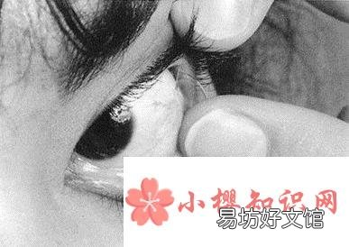 隐形眼镜怎么摘下来