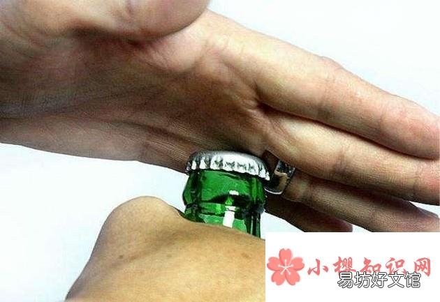 如何巧妙开啤酒盖