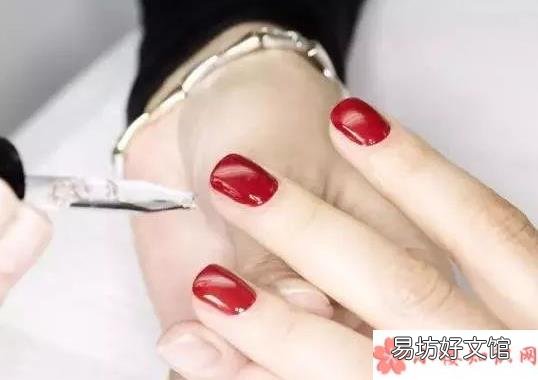 光疗延长和甲片哪个更好 光疗延长甲和水晶延长的区别是什么
