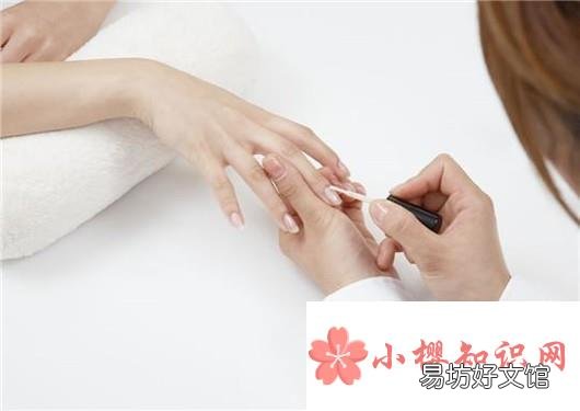女性如何减少指甲油对身体的危害?