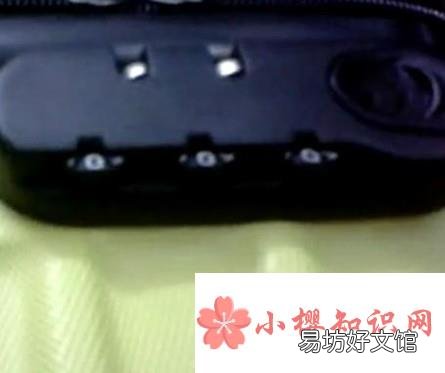 旅行拉杆箱怎么设置密码