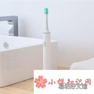 如何用电动牙刷刷牙