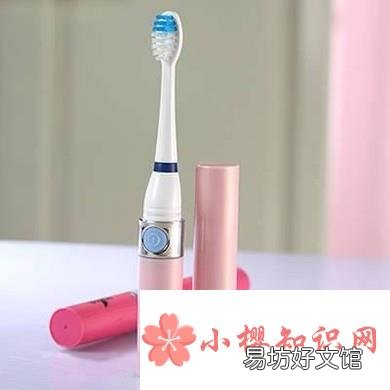如何用电动牙刷刷牙