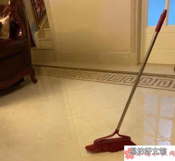 立扫帚与引力大小有没有关系 如何才能把扫把立起来