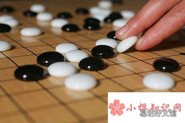 围棋的黑子比白子大吗