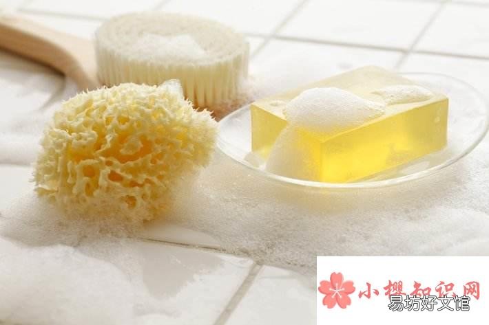 为什么不同颜色的香皂洗出来的泡沫都是白色的?