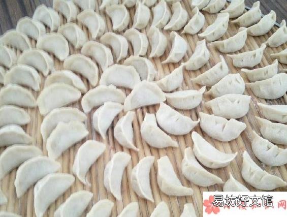 关于吃饺子晒朋友圈句子 今天吃饺子发朋友圈说说
