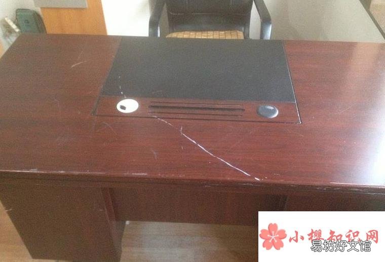 为什么不开窗户桌子上也会积灰尘?