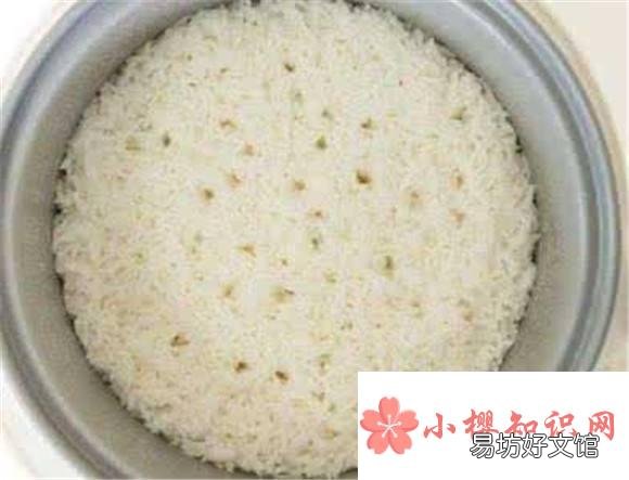 用电饭煲煮米饭放多少水?