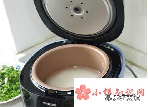 用电饭煲煮米饭放多少水?