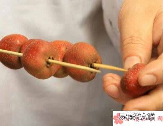 万物皆可糖葫芦是什么意思 东北摊主把鸡爪猪蹄做成糖葫芦是怎么回事