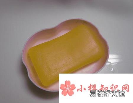 鞋子上的油渍怎么洗
