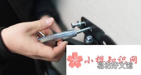 液晶电视怎么安装,挂墙?