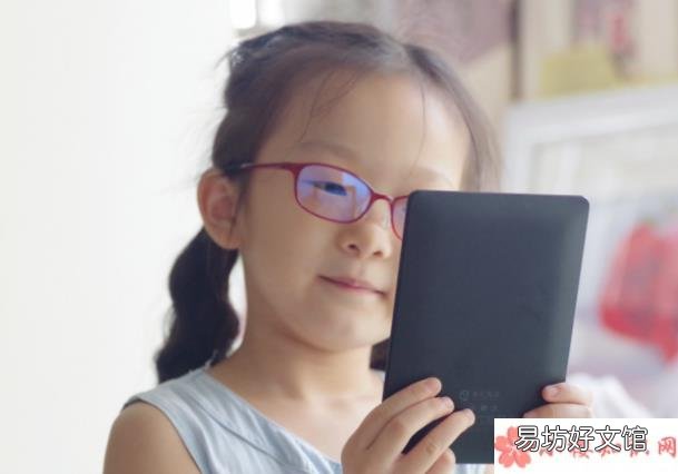 选购防蓝光眼镜要注意哪几点 孩子上网课要不要戴防蓝光眼镜