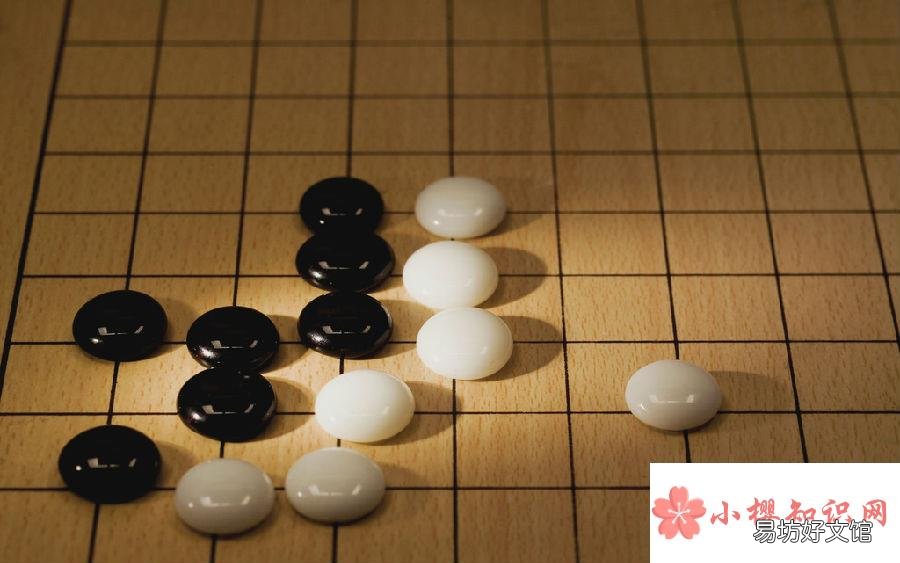 为什么围棋的黑子比白子大?