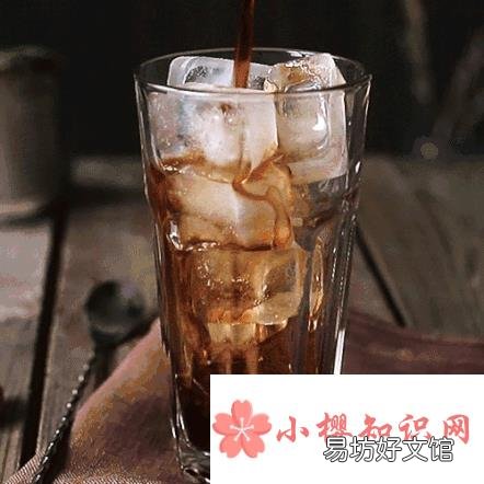 可乐最初诞生时是什么颜色的?