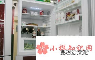 打开冰箱门能使房间的温度下降吗？