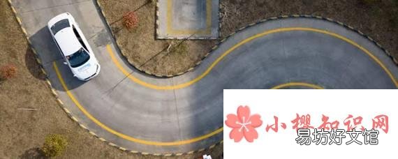 曲线行驶怎么看点和线？