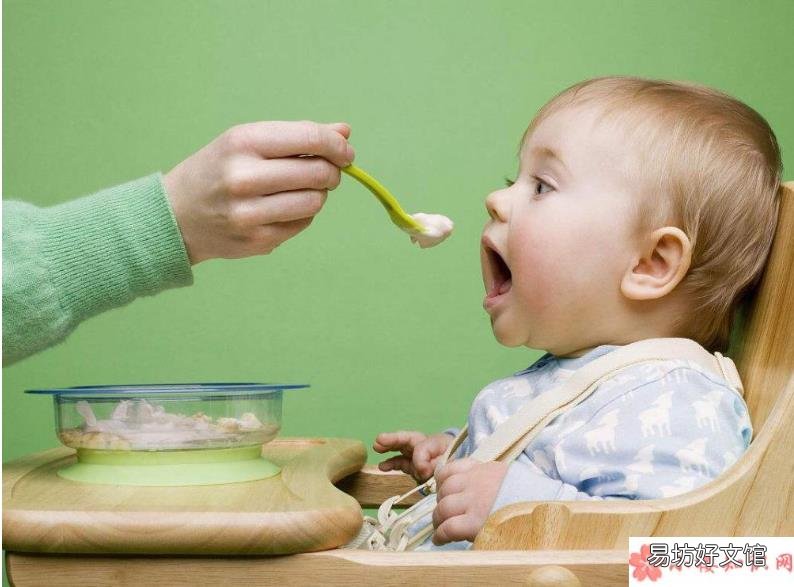喂什么给宝宝吃最好 六个月可以喝果汁吃固体食物吗