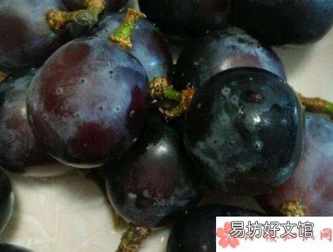 葡萄皮上有黑斑能不能吃 葡萄长斑还能吃吗