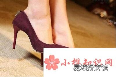 为什么女孩喜欢光脚穿高跟鞋?