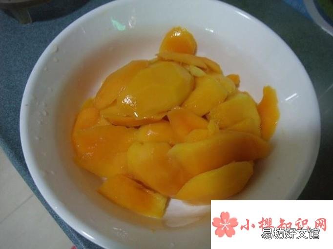 快速去芒果皮的小妙招