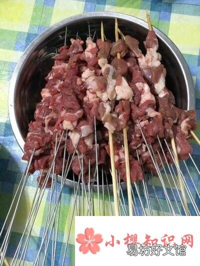 怎样自己串羊肉串?