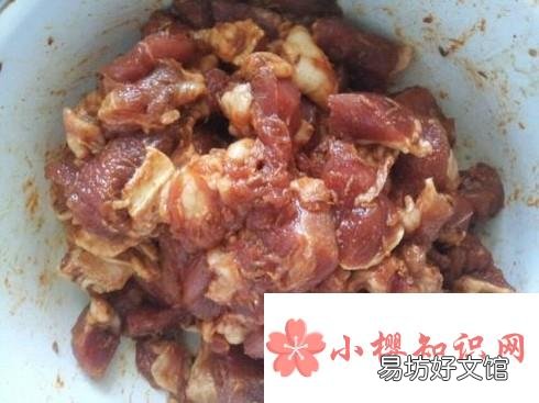 怎样自己串羊肉串?