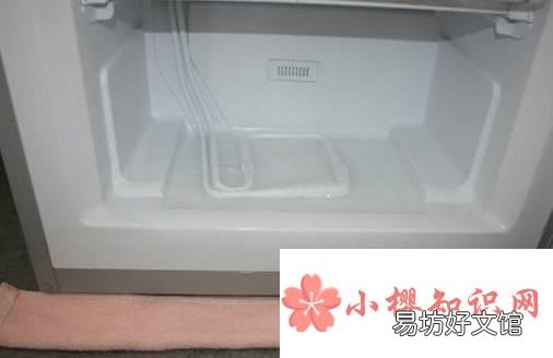 冰箱后面怎么放水?