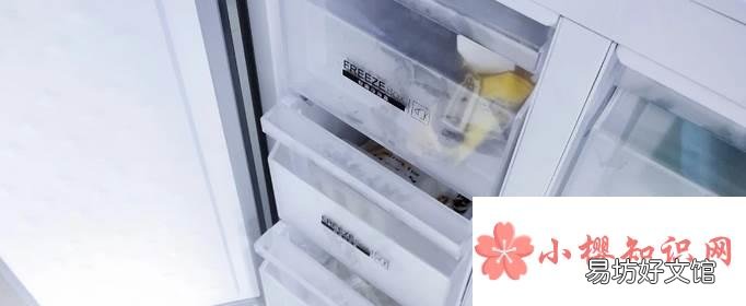 冰箱后面怎么放水?