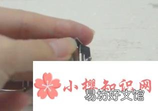 如何解开手表皮带蝴蝶扣并带好