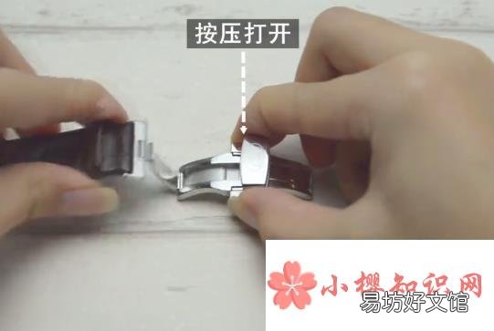 如何解开手表皮带蝴蝶扣并带好