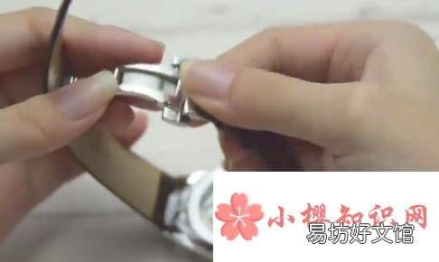 如何解开手表皮带蝴蝶扣并带好