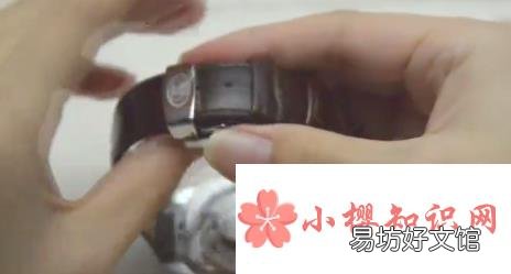 如何解开手表皮带蝴蝶扣并带好