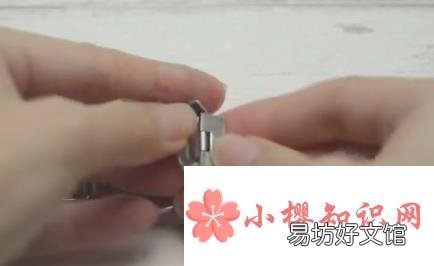 如何解开手表皮带蝴蝶扣并带好
