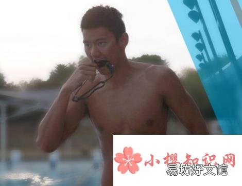 为什么游泳运动员比赛前都要舔一舔泳镜?