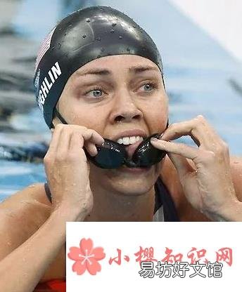 为什么游泳运动员比赛前都要舔一舔泳镜?