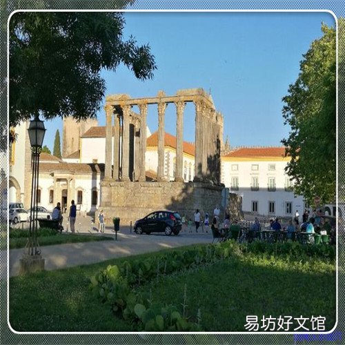 扫地老太太的雕像 扫地老太太