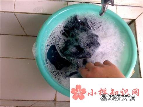 牛仔裤上的血渍怎么洗掉