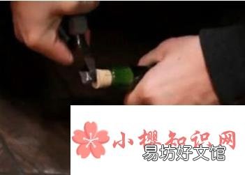 红酒不用开瓶器怎么开瓶塞?