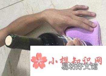 红酒不用开瓶器怎么开瓶塞?