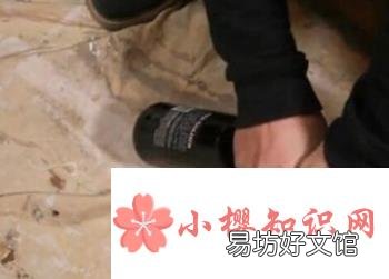 红酒不用开瓶器怎么开瓶塞?