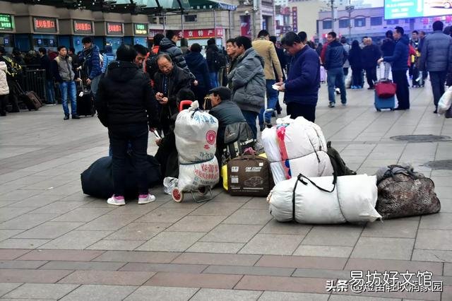 春运农民工返乡,为何很多人连盒饭都舍不得买,宁愿吃泡面呢?