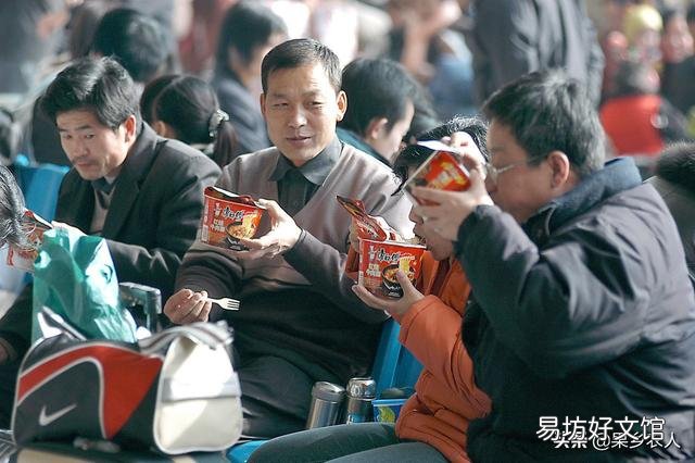 春运农民工返乡,为何很多人连盒饭都舍不得买,宁愿吃泡面呢?