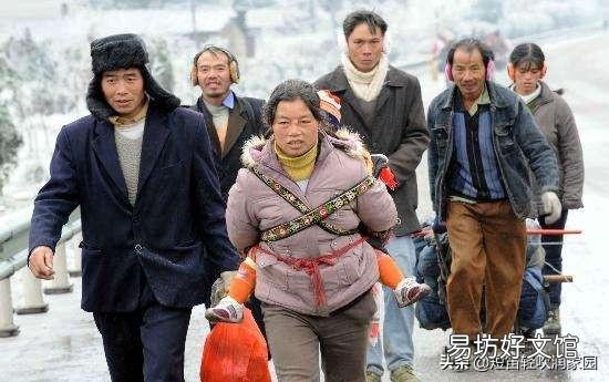 春运农民工返乡,为何很多人连盒饭都舍不得买,宁愿吃泡面呢?