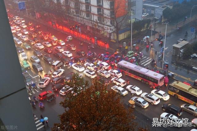 为什么有些城市平常堵车不严重,而一遇到下雨道路就异常拥堵?