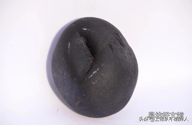 同样都是陨石,为什么有些陨石表面光滑没有留下一点气印?
