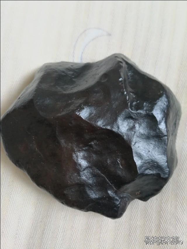 同样都是陨石,为什么有些陨石表面光滑没有留下一点气印?